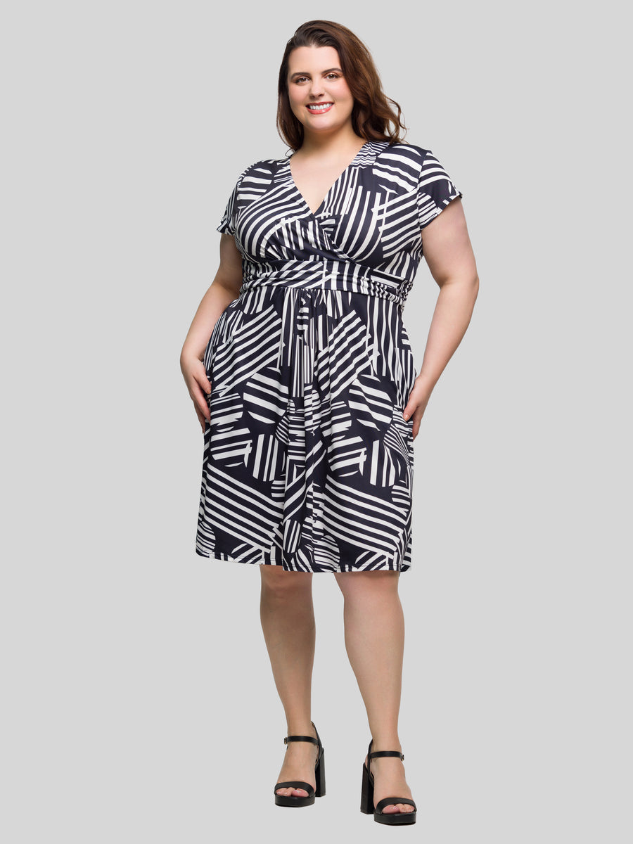 Essential Curvy Geometric Cap Sleeve V Neck Knee Length Pocket Dress