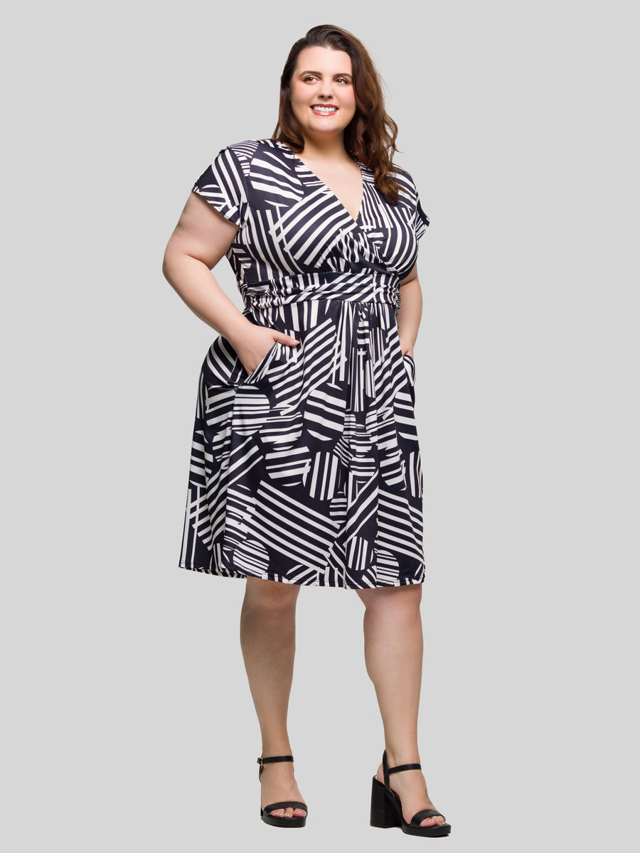 Essential Curvy Geometric Cap Sleeve V Neck Knee Length Pocket Dress