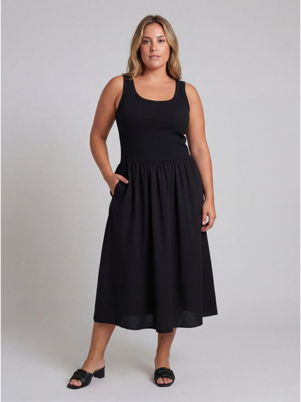 Essential Curvy Sleeveless Scoop Neck A Line Pocket Maxi Dress