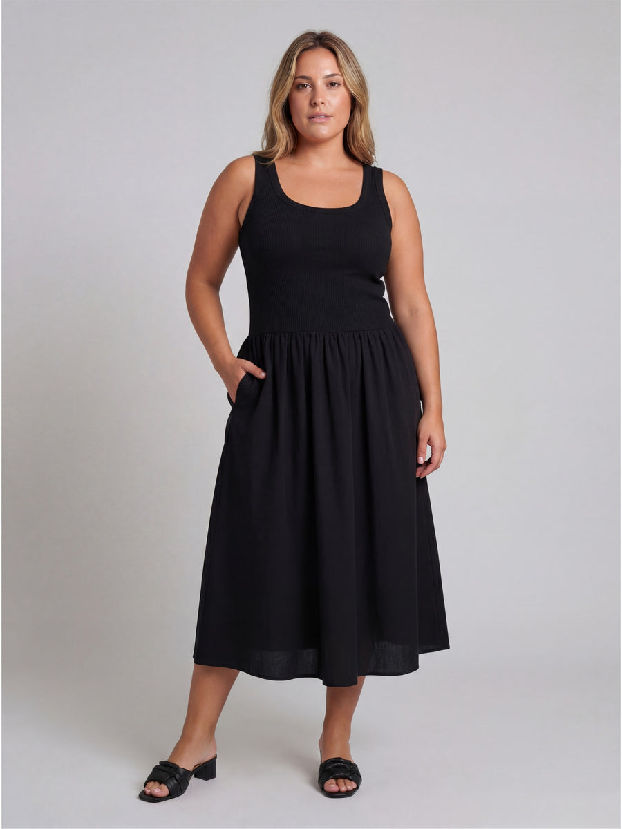 Essential Curvy Sleeveless Scoop Neck A Line Pocket Maxi Dress